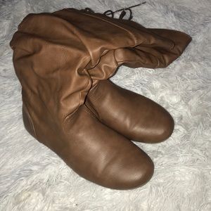 Short brown winter boots